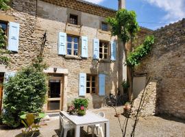 Maison de caractère, pied du Vercors, Piscine, Hotel in Ourches