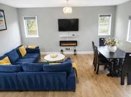 Stunning Lodge with Hot Tub on Private Lake