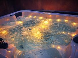 Love Room Jacuzzi Privatif à Martigues – hotel w mieście Martigues