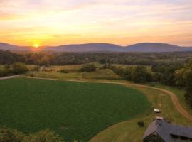 52-Acre Berkshires Farmhouse • Fire Pit Outdoor Dining Trails Copper Kettle Farm by AvantStay, hotel a Sheffield