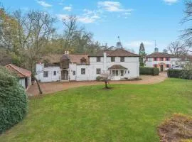 6 Bed in Englefield Green oc-e34166