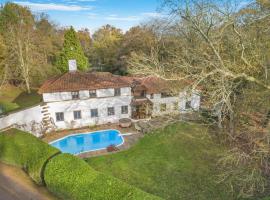 6 Bed in Englefield Green oc-e34166، فندق في Englefield Green