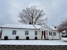 Independent entire villa near IKEA IoS, hotel i Älmhult