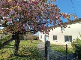 Location des longères: Brux şehrinde bir otel