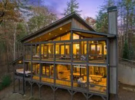 Sleeps 10 - 2-Level Deck - Hot Tub - Fire Pit