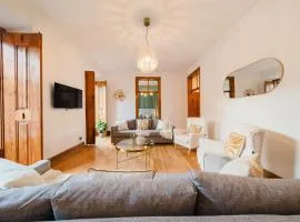 Hot Tub - Big Garden - Sleeps 14 - Central