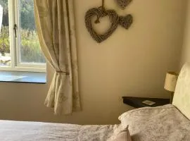 Forge Cottage, Cosy Couples Retreat in the Devon Countryside, Indoor Pool, Tennis Court and Tarka Trail Access