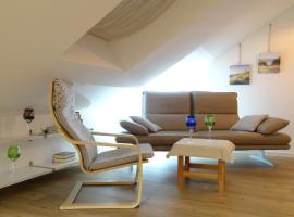 Moderne Dachgeschosswohnung mit grossem Balkon in Schierling, hotelli kohteessa Schierling