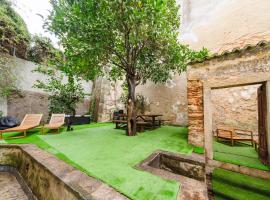 Hot Tub - Big Garden - Sleeps 14 - Central, hotelli kohteessa Alcabideche