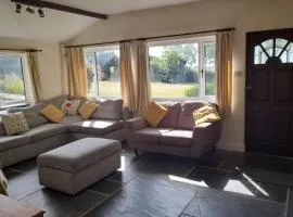 Coach House, Family-Friendly, Sleeps 8 with Indoor Pool, Tennis Court & Tarka Trail Access for cycling