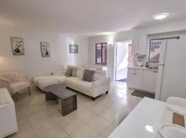 Apartment close to shops & beach-Free Parking 109