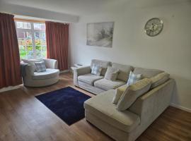Spacious Family Home Garden, Free Parking & Close to Heathrow, hotel di Staines