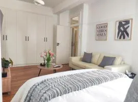 Charming Seapoint Studio Apartment 200m to Ocean