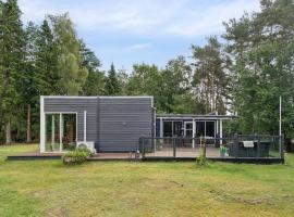 Lovely holiday home in beautiful surroundings, near Mols Bjerge and Ebeltoft - 4 bedrooms, hotell i Ebeltoft