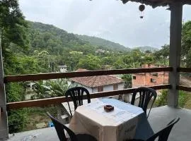 Casa container verde com vista para as montanhas próximo a Trindade