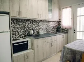 Γκαρσονιέρα δίπλα στη θάλασσα.