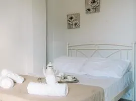 Γκαρσονιέρα δίπλα στη θάλασσα.