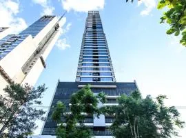 Petra Tower Luxury 2 BR Apt w Resto, Pool & Gym