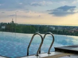 Comfy 2BR Condo with Swimming Pool & Free WiFi Netflix near Lake Garden Zoo