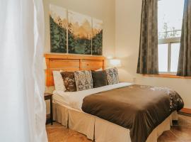 Cobble Wood and Bird Sanctuary Guest Houses, hotel di Tofino