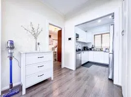 Spacious 5BR Family Home - 2 Free Parking - Walk to Train & Shops