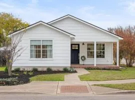 Less Than 1 Mi to Georgetown Square Pet-Friendly Getaway!