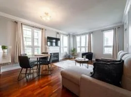 Downtown Edmonton Suite: 5-Min Drive to Rogers