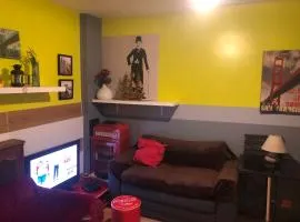 Appartement complet de 40 m2 pour 2-3-4 personnes-Rez de Chaussée sur Rue et Patio Privé - Séjour,Cuisine,SDB,Chambre Lit double - 2 canapés lits dépliants-Entrée côté Rue Berzélius-4 m à pied du Métro Brochant lig13- Bus 31,54,74 ers sites touristiques