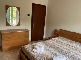 A B House 6 Rustic Holiday Apartment in Casto, ξενοδοχείο σε Casto