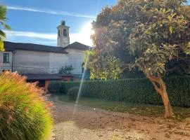 Elegante corte con giardino a 5 minuti dal lago