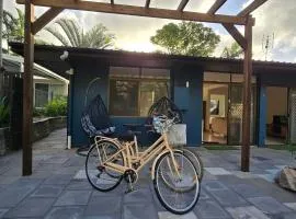 Pet friendly coastal retreat walk to beach outdoor shower