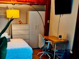 Private Studio Near NYC - Easy Commute & Workspace, hotel en Guttenberg