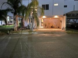 Casa completa, 4 dormitorios, 7 camas dobles, 3 sof&aacute; cama, 3 ba&ntilde;os 1 en planta baja, cocina equipada, consola Arcade, asador, juguetes para ni&ntilde;os, plancha, secadora, cafetera, etc, fraccionamiento privado, zona de v&iacute;as r&aacute;pidas y toallas, хотел, който приема домашни любимци, в Тореон