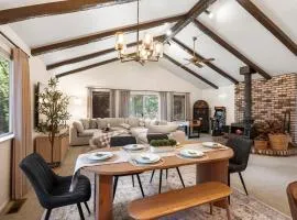 Modern Cabin Escape wGame Room, Huge Deck, WIFI