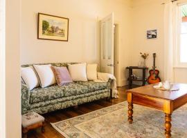 Dukes on Quayle Whimsical Sandy Bay Cottage Stay, Hotel in Sandy Bay