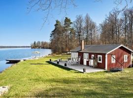 Cottage With Beach Plot, Boat And Jetty In Småland, hotel en Ör