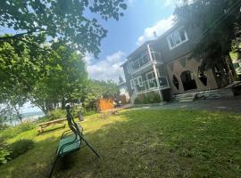 Beautiful cottage waterfront with large hot tub, hotel di Trois-Lacs