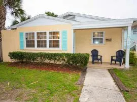 Beachside Cottage Home - Short Walk to the Beach