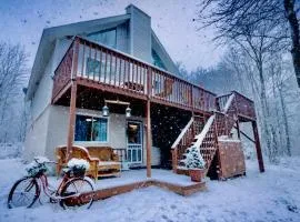 WOW!! Ultimate Pocono Retreat, Hot Tub, Game Room, Fire Pit, Near Lakes & Skiing