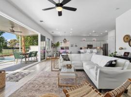 The Indio Oasis - Spacious 4 bedroom home with pool & spa!, hotel sa Indio