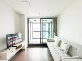 Cosy and Stylish Studionext to Sky Tower w Pool , Sauna n Gym P091
