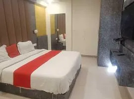 POP 83993F Hotel Landmark