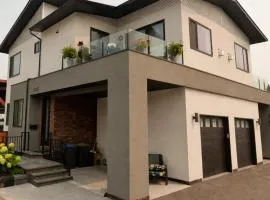 Private ensuite bedroom with independent entrance in Pandosy Village OC KGH