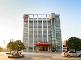 Ibis Guanyun County Jiulonggang Commercial Plaza Hotel, מלון בGuanyun