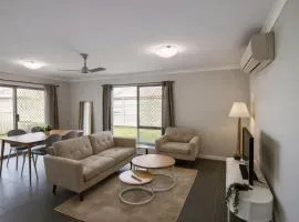 Bright Family Retreat - Quiet Caboolture Stay