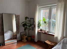 Warm and bright room, hotel em Colônia