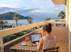 La Cigale Bleue - Super vue mer avec balcon, climatisé, à 1min à pied de la mer et parking privé - By AURAconciergerie, Hotel in Les Lecques