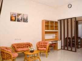 Villa & Home Stay Greenland at Tidar Malang، فندق في Kasri