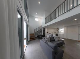 Private Mezzanine Bedroom, Soaring Ceilings, Sleeps 3, Walk to Cafes, 15 min to Bunbury, hotel i Australind