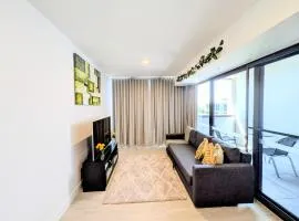 Brand New Cozy City Apartment with Balcony, Free Parking, Gym, Pool and Workspace